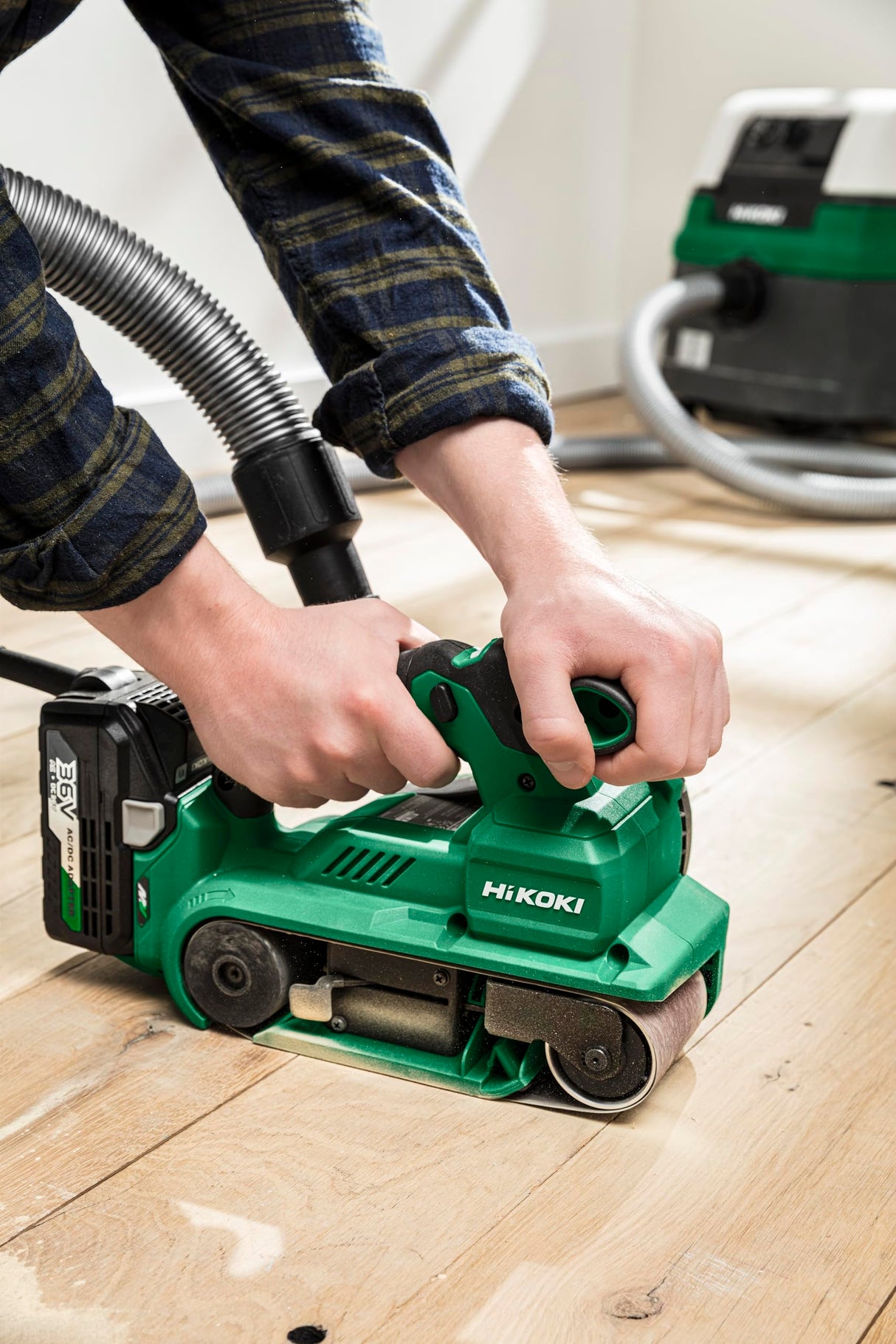 HIKOKI Akku Bandschleifer SB3608DA (18V, Akku 2,5 Ah, Schleiffläche (Breite): 76 mm, Bandlänge: 533 mm, Bandgeschwindigkeit: 122-450 m/min, Brushless) Zubehör: alles im HSC Koffer.