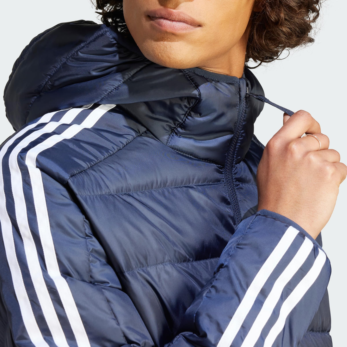 adidas Hombre Essentials 3-Stripes Light Down Hooded Parka, Legend Ink, M