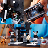 LEGO | Disney Cámara en Homenaje a Walt Disney, Set Conmemorativo, Maqueta para Construir para Adultos con las Minifiguras de Mickey y Minnie Mouse, Bambi y Dumbo, Regalo Coleccionable para Fans 43230