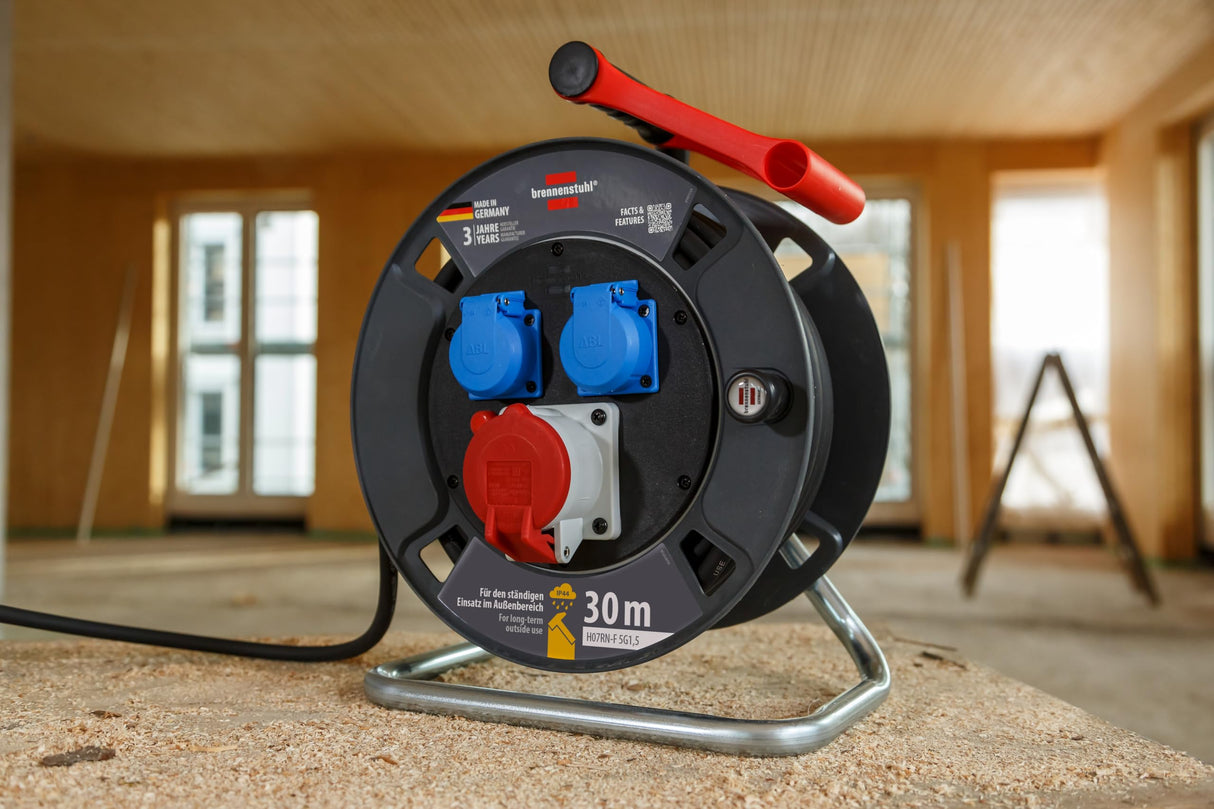 Brennenstuhl Garant CEE 1 V2 IP44 Carrete de Cable (CEE con Cable de 30 m en Negro, Fabricado en Alemania, Uso Permanente para Exteriores IP44)