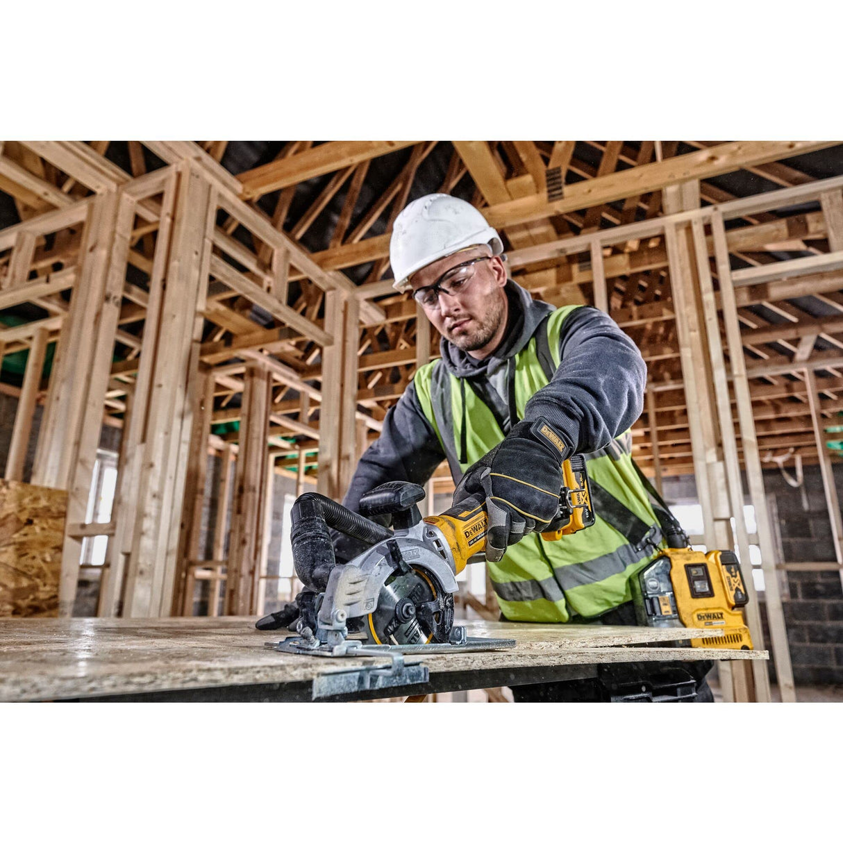 DEWALT DCS571NT-XJ - Sierra Circular de Mano sin Escobillas XR 18V, Longitud de Hoja 115mm y 16 Dientes, Mango de Goma, Freno Electrónico, con Maletín TSTAK