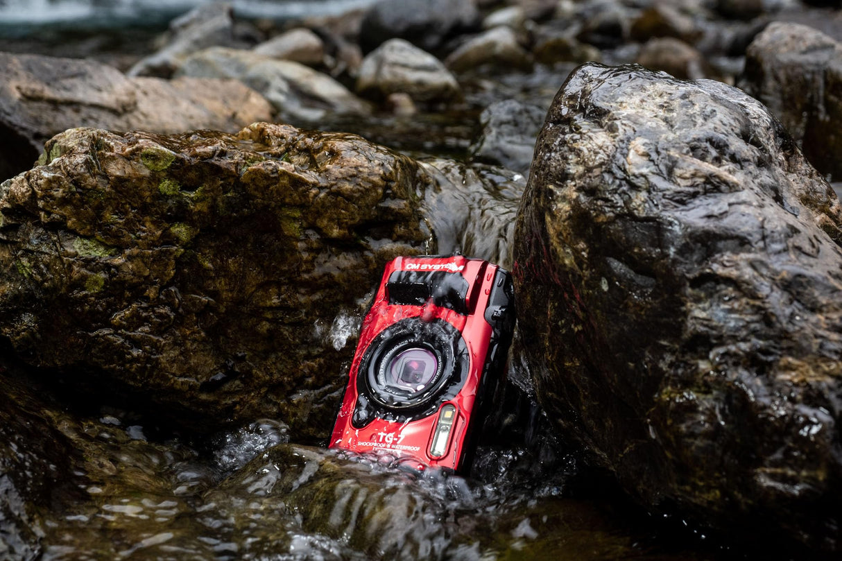 OM System Tough TG-7 Cámara subacuática roja, Impermeable, a Prueba de congelación, Alta resolución Brillante, Video 4K 44x Macro Disparo
