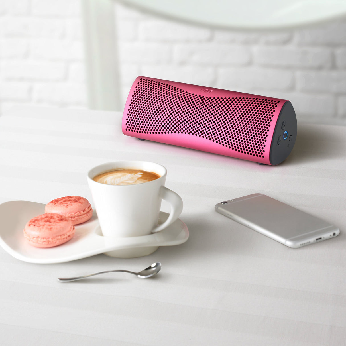 KEF SP3892FD-BUN - Altavoz portátil (Bluetooth, Micro USB, Alcance de 10 Metros, con Funda de Cuero) Color Fucsia