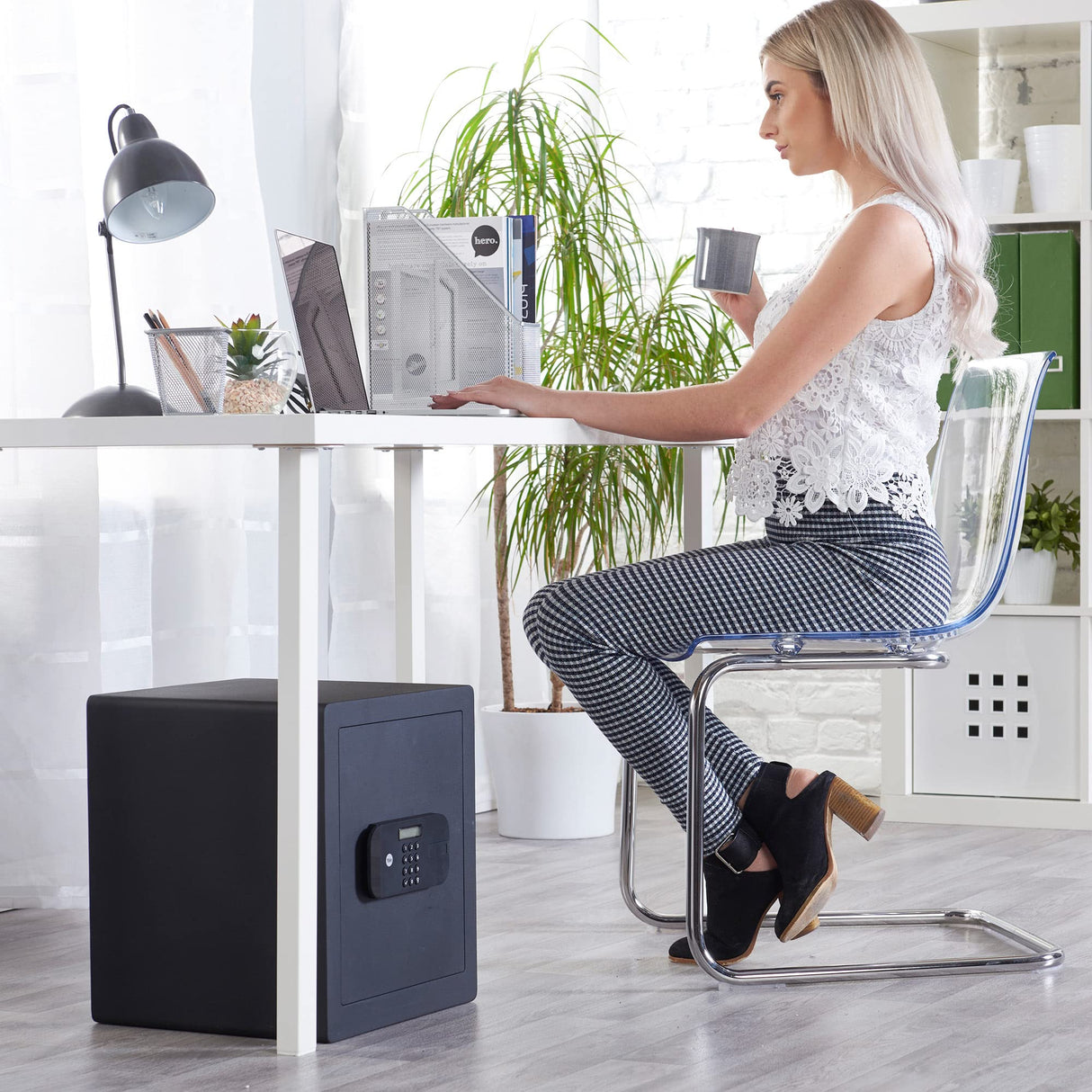 Yale YSEB/400/EB1 Caja Fuerte de Seguridad Electrónica, 40x35x34 cm, 38,5 L, Cerradura con 100,000 Combinaciones, Puerta de Acero, Bloqueo Antisierra, Color Negro