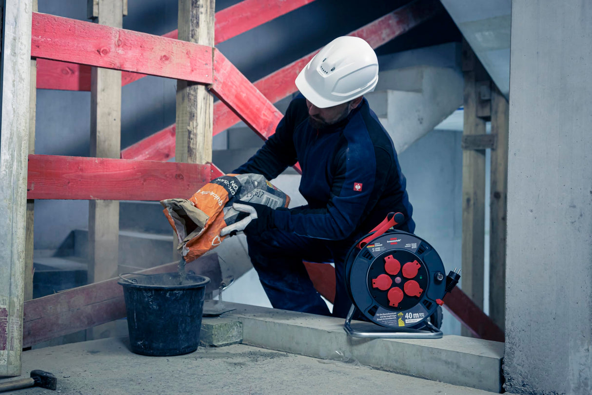 Brennenstuhl Carrete de cable profesional 300 KU 2100 (cable de 25 m en negro, fabricado en plástico especial, para uso en obras de construcción y uso permanente en exteriores, fabricado en Alemania)