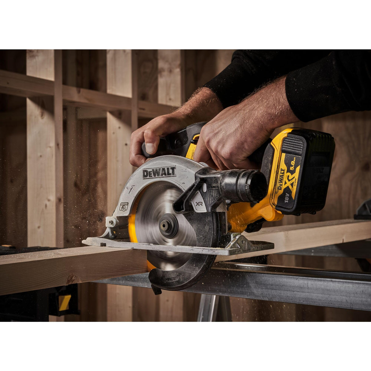 DeWalt DCS565NT-XJ Sierra Circular 18V XR, Motor sin Escobillas, LED Integrado, Hoja Metal Duro, Guía Paralela