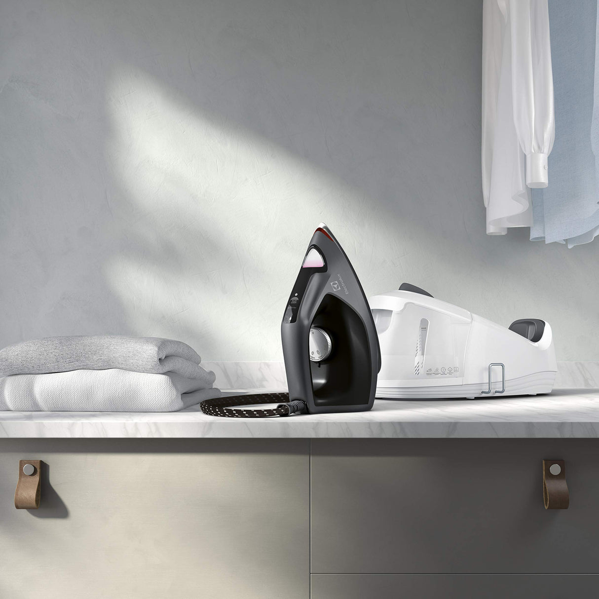 Electrolux E6ST1-8EG - Caldera de vapor Refine 600, potencia 2000 W, golpe de vapor 360 g, negro