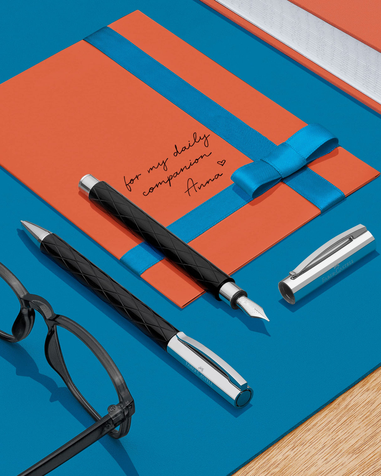 Faber-Castell 148921 - Pluma estilográfica con cuerpo en resina de color negro, guilloqueada y acabado Rhombus, trazo F, color cromo