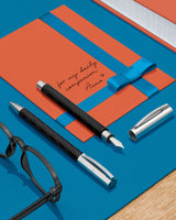 Faber-Castell 148921 - Pluma estilográfica con cuerpo en resina de color negro, guilloqueada y acabado Rhombus, trazo F, color cromo
