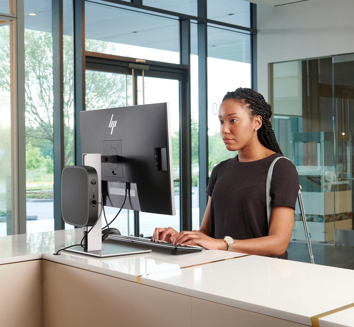 HP t540 - Thin Client - USFF - 1 Ryzen Embedded R1305G / 1.5 GHz - RAM 8 GB - Flash 32 GB - eMMC - Radeon Vega 3-1GbE, Wi-Fi 6 - WiFi: Bluetooth 5.0, 802.11a/b/g/n/AC/AX - Negro