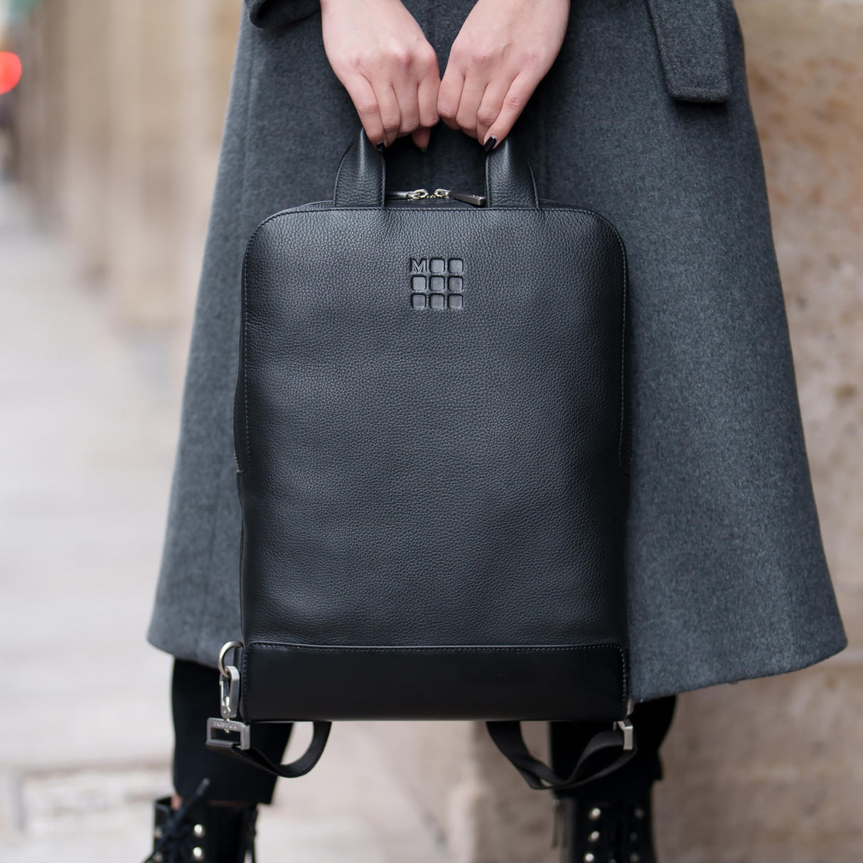 Moleskine Device Bag Colección Classic Leather, Bolsa Porta PC Vertical en Cuero, Mochila Porta PC para Laptop, Notebook, iPad, Computadora hasta 15'', Dimensiones 30 x 8,5 x 40 cm, Color Negro