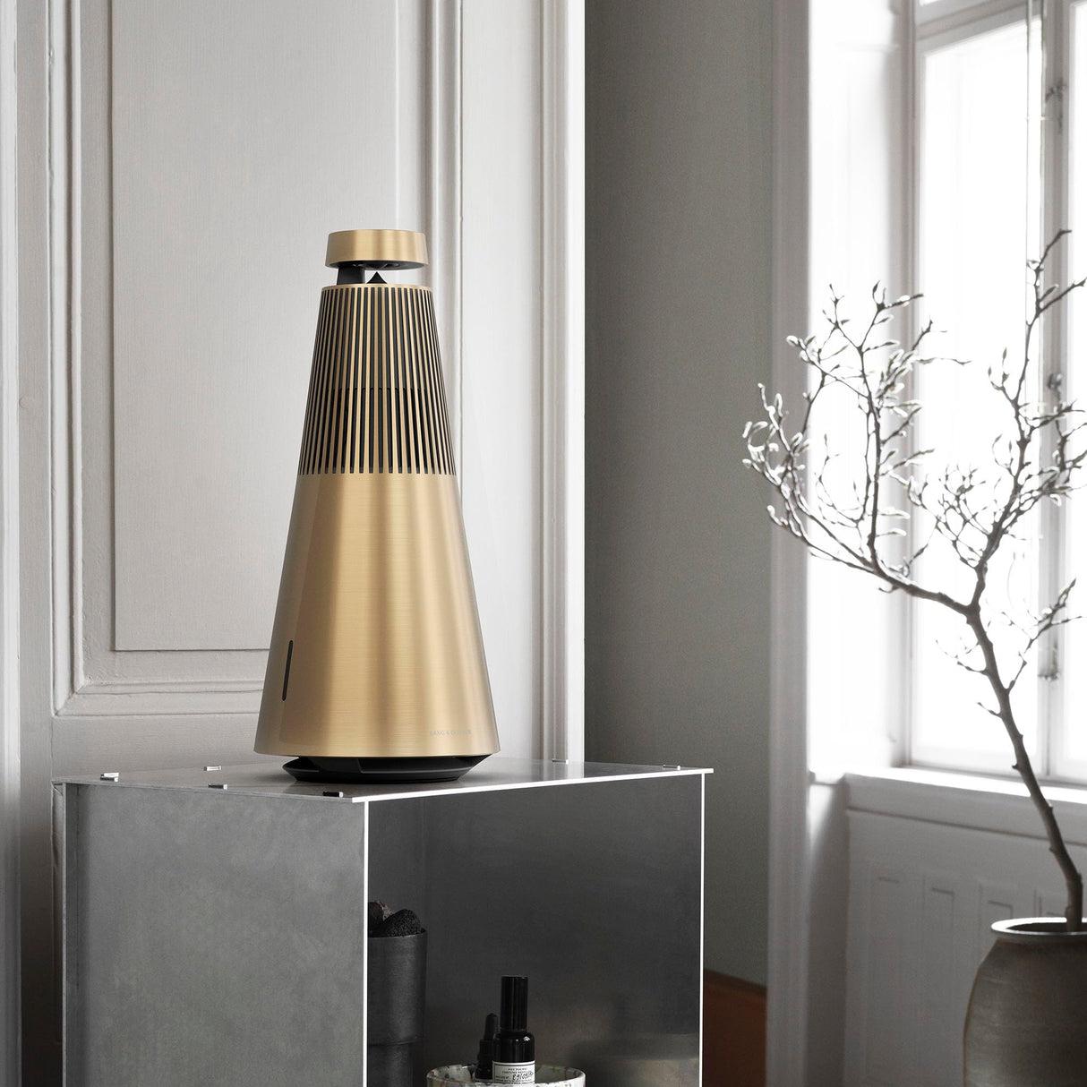 Bang & Olufsen Beosound 2 (3.ª Gen), Elegante y potente altavoz WiFi para el hogar con sonido envolvente de 360 grados, de pie o para estantería, Gold Tone