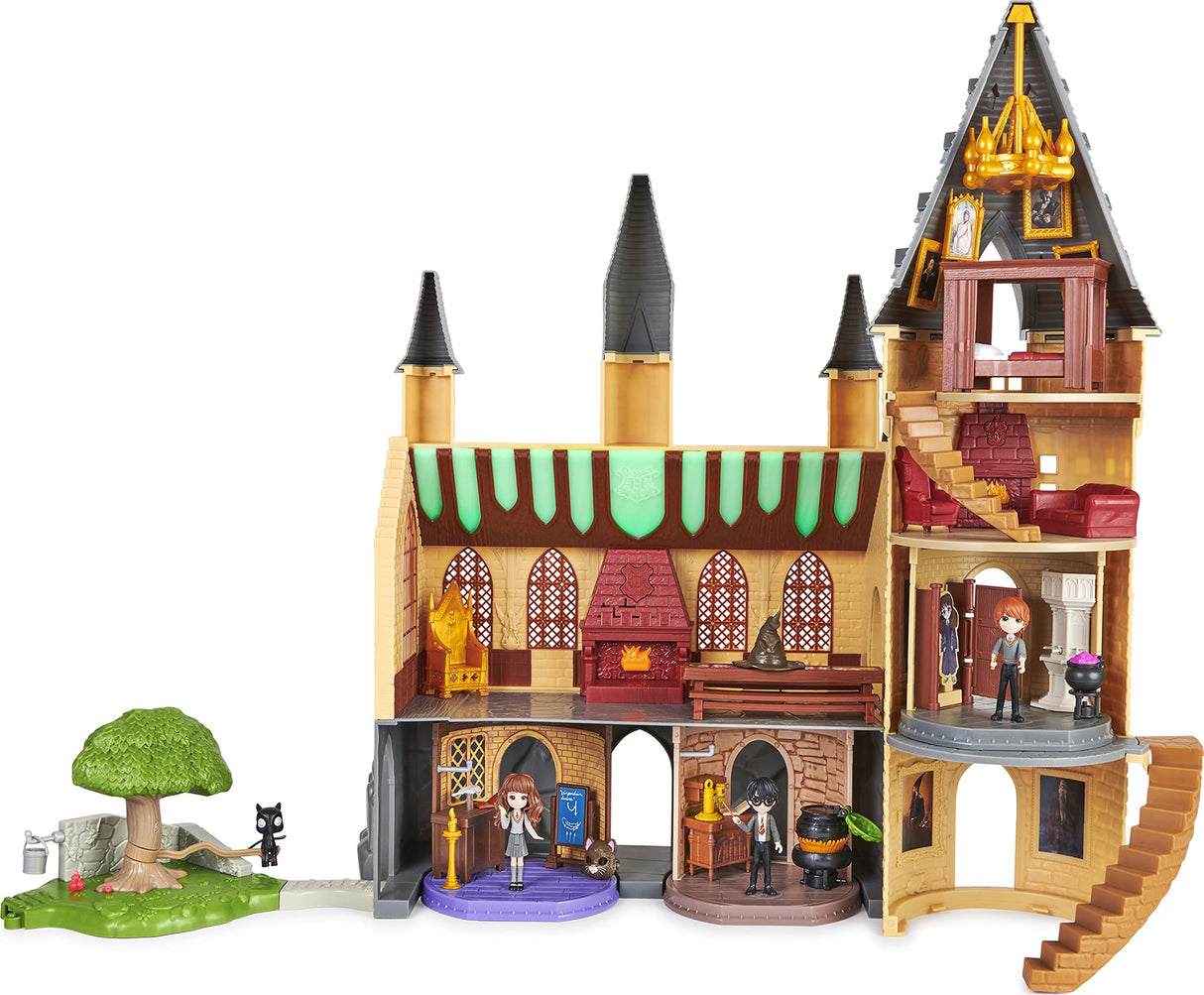 Wizarding World, Magical Minis Deluxe Hogwarts Castle exclusivo de Amazon con 3 escenarios de clase, 22 accesorios, 3 figuras, luces y sonidos