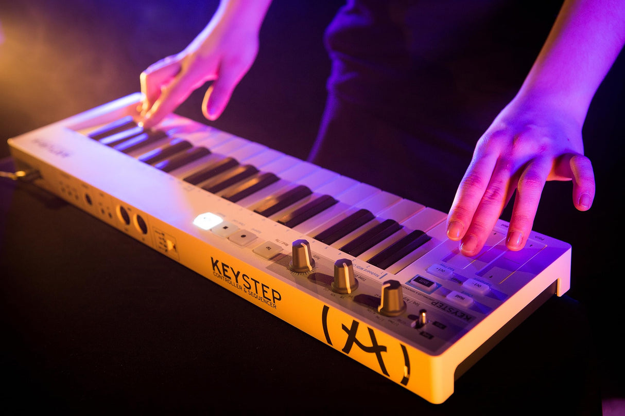 Arturia - KeyStep - Controlador MIDI Portable, Secuenciador y Arpegiador - 32 Slimkeys, Secuenciador Polifónico de 8 Memorias, Arpegiador de 8 Modos, Compatible con CV - Blanco