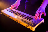 Arturia - KeyStep - Controlador MIDI Portable, Secuenciador y Arpegiador - 32 Slimkeys, Secuenciador Polifónico de 8 Memorias, Arpegiador de 8 Modos, Compatible con CV - Blanco
