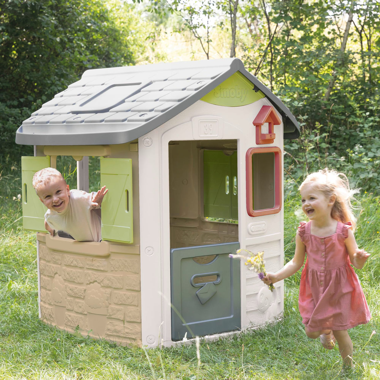 Smoby Life Casa Jura Lodge - Casa de Juegos Infantil con 2 Puertas Bajas, Ventanas con Contraventanas y Comedero para Pájaros - Material Reciclado - Resistente Rayos UV - Más de 2 años (7600810504)
