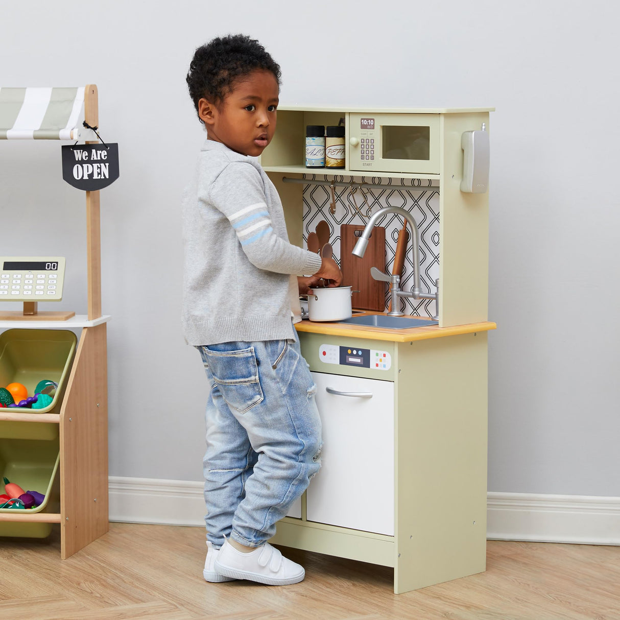 Teamson Kids Little Chef Boston Modern Farmhouse - Juego de Cocina de Madera con Funciones interactivas y 9 Accesorios de Cocina de Juego, Verde Claro/Blanco TD-12679D