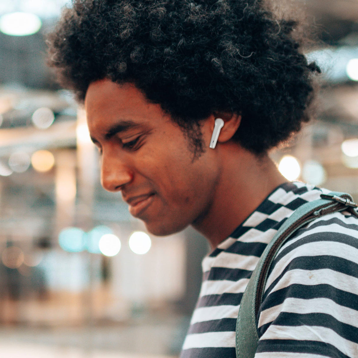 AQL Escape | Auriculares Bluetooth de Forma de cápsula con tecnología Environment Noise Canceling con Funda de Carga - 5 Horas de Playtime - Blanco
