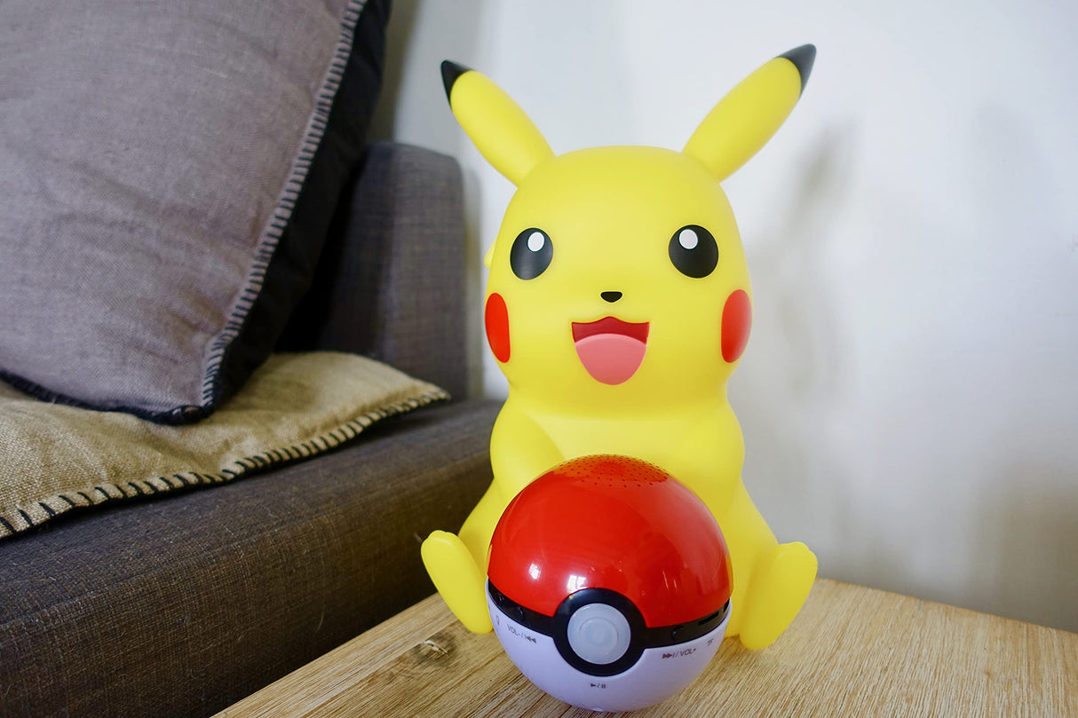 TEKNOFUN - Licencia Oficial Pokemon - Figura Luminosa Pikachu Poké Ball - Altavoz inalámbrico - LED - 2 Modos de iluminación - USB/microUSB (Cable suministrado) - AUX Jack 3,5 mm - 811382
