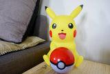 TEKNOFUN - Licencia Oficial Pokemon - Figura Luminosa Pikachu Poké Ball - Altavoz inalámbrico - LED - 2 Modos de iluminación - USB/microUSB (Cable suministrado) - AUX Jack 3,5 mm - 811382