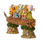 Disney Traditions, Figura de los 7 enanitos de "Blancanieves" yendo a trabajar, para coleccionar, Enesco, 35.6 x 8.9 x 21 cm, Multicolor