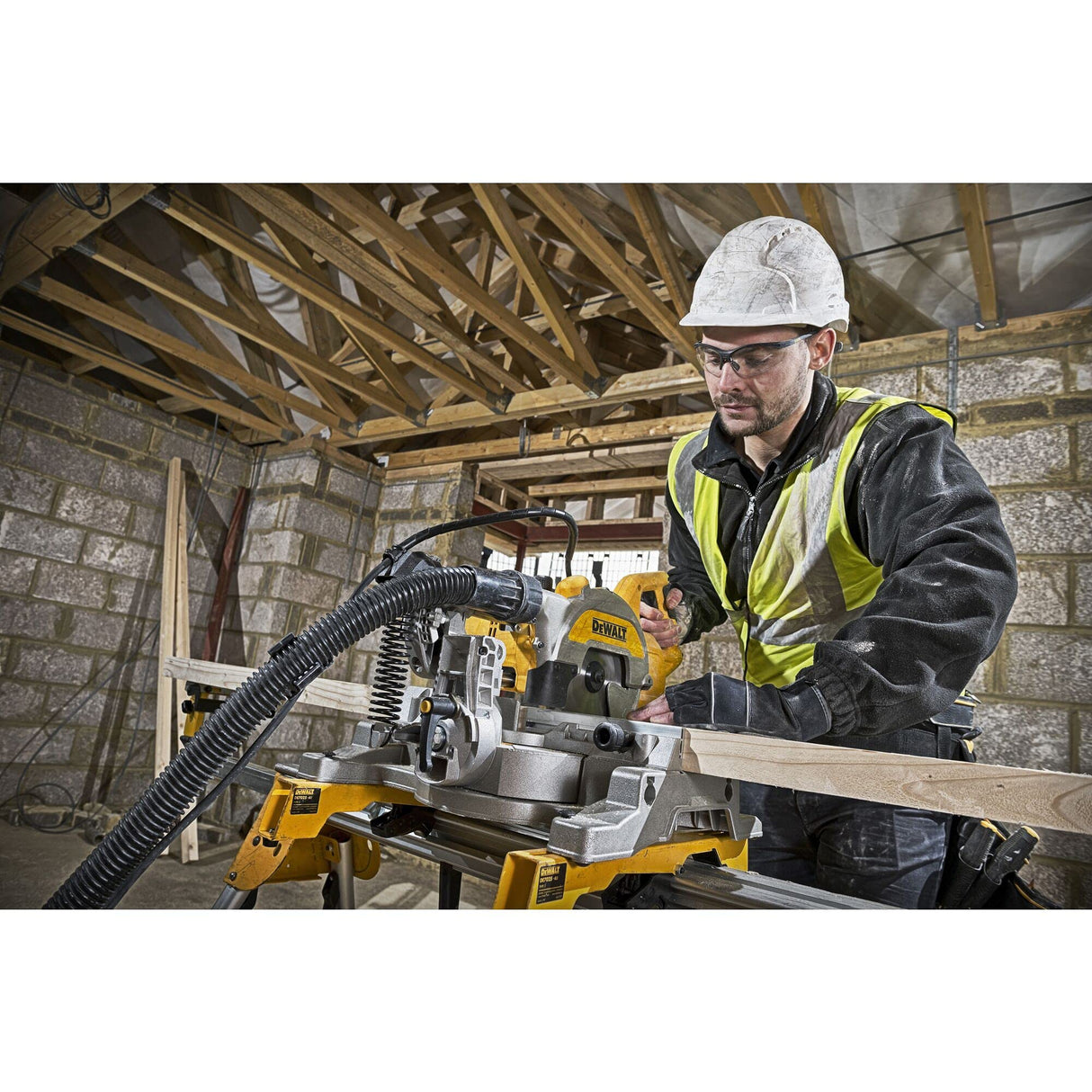 DEWALT - DWS777-QS -Sierra ingletadora radial - Sierra de alto rendimiento con sistema XPS - Corte de madera, plástico y aluminio - Ángulo de la hoja 48° - Ø de la hoja 216mm - Velocidad 6300rpm - 1800W [Clase de eficiencia energética A].