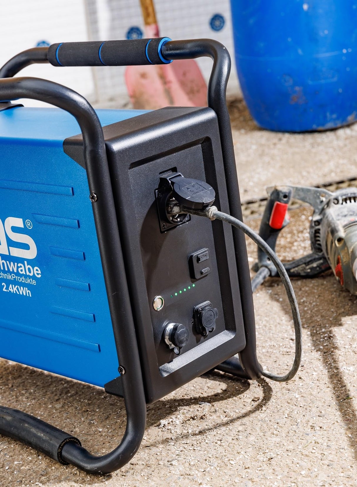 AS – Schwabe Eco Powerstation 5000 - Fuente de alimentación móvil con batería de 2,4 kW - Carga rápida - 2500 W de potencia - robusto y silencioso - Generador solar para obras, jardín, camping - IP54,