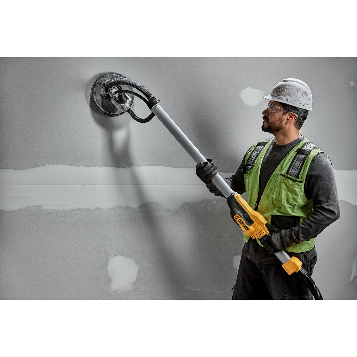 DEWALT DWE7800-QS - Lijadora de yeso 450W, Cabeza de lijado articulada, Plato de lijado de 225 mm, Longitud de trabajo de 1,6 m, Control variable de velocidad, Fijación de gancho y bucle y adaptador