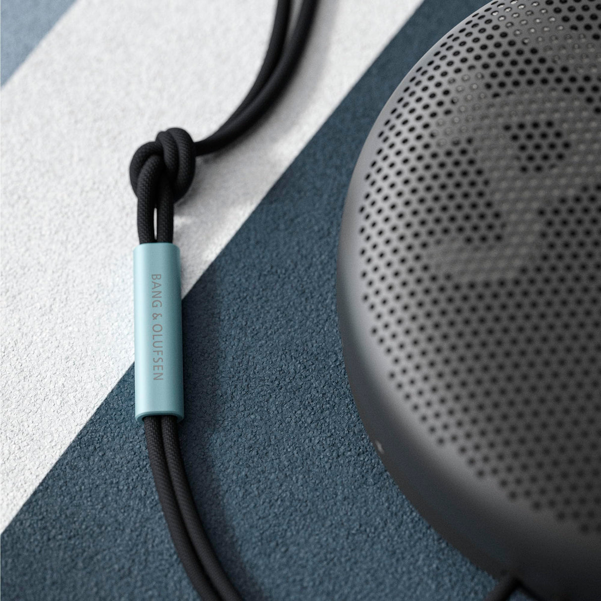 Bang & Olufsen Beosound A1 (2.ª Gen) Altavoz Bluetooth Inalámbrico Portátil Resistente al Agua y al Polvo con Sonido de 360 Grados, Alexa y Speakerphone, hasta 18 Horas de Batería - Oxygen