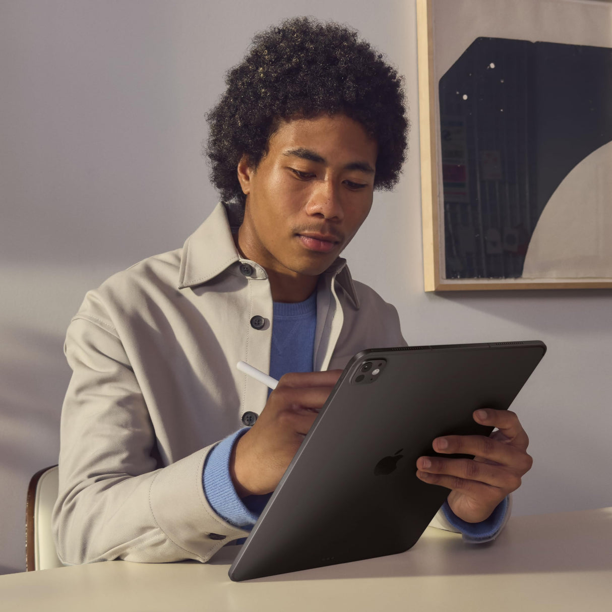 Apple iPad Pro de 13 Pulgadas (M4): Ultra Retina XDR, 256 GB, cámara Frontal de 12 Mpx en Horizontal y Trasera de 12 Mpx, escáner LiDAR, Wi Fi 6E, autonomía de Sol a Sol, Vidrio estándar - Plata