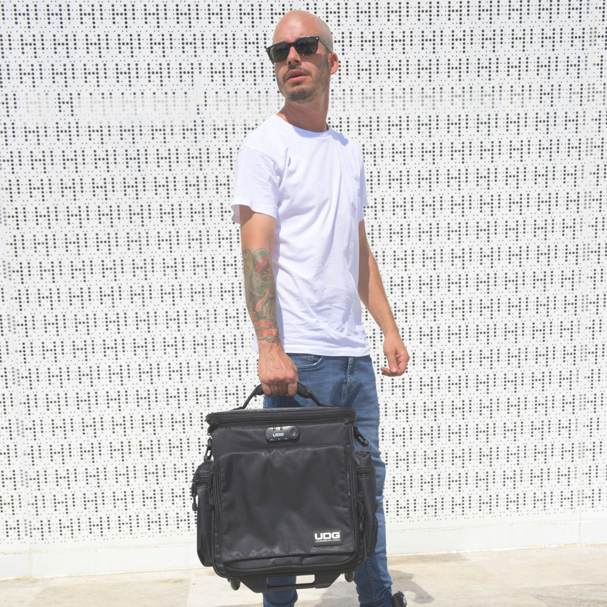 UDG U9981BL/OR Deluxe - Maletín con ruedas para dj (interior de color naranja), color negro