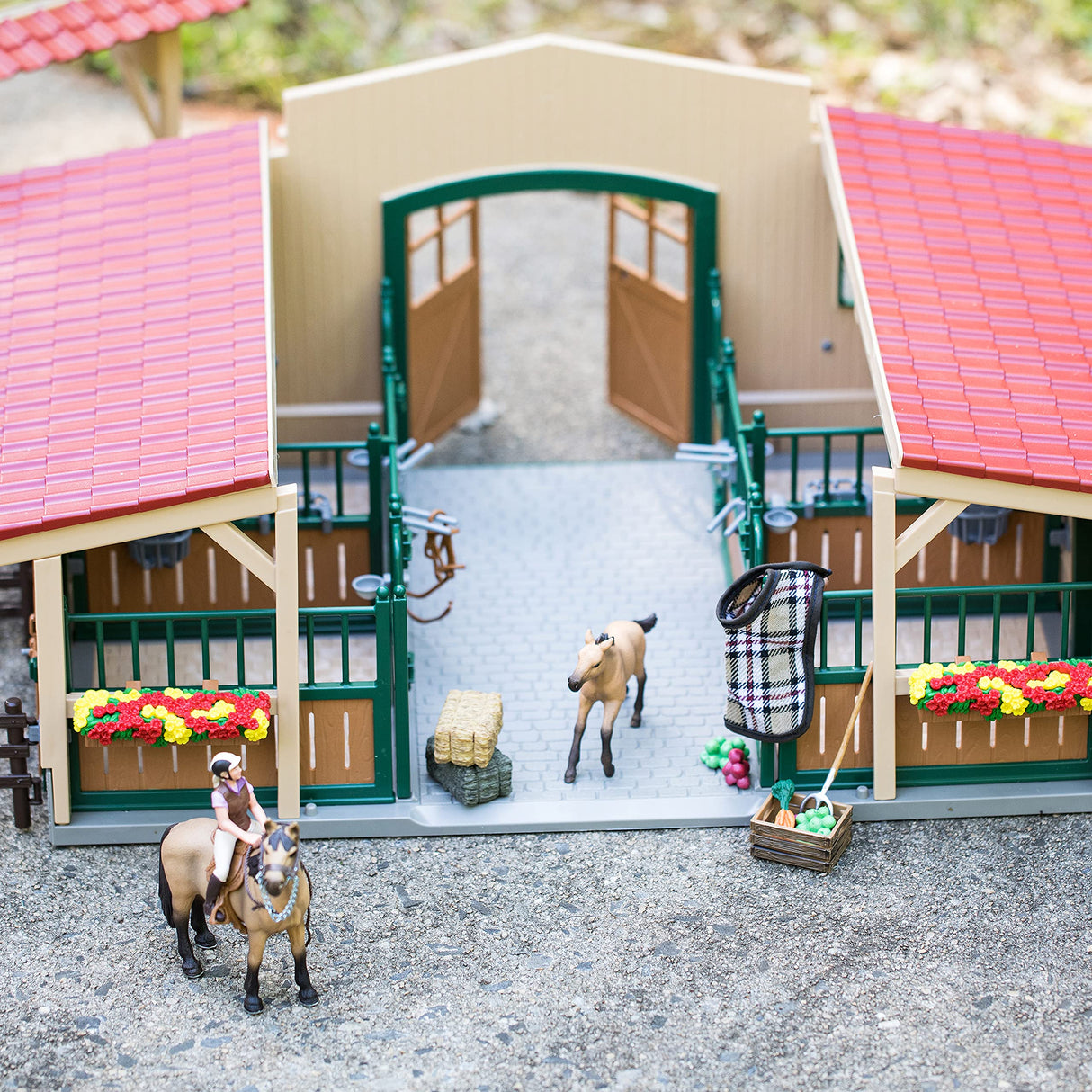 Schleich 42195 Caballeriza con Caballos y Accesorios, a Partir de 3 años, Farm World - playset, 96 Piezas