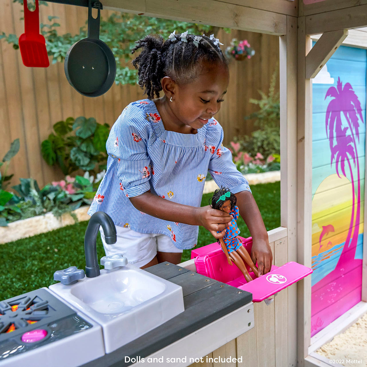 KidKraft Casita Infantil Barbie de Madera con Cocina de Juguete para Niños y Niñas, Casita de Juego para Exterior, Jardín o Patio con Tumbonas para Muñecas (P280192E), Exclusivo en Amazon