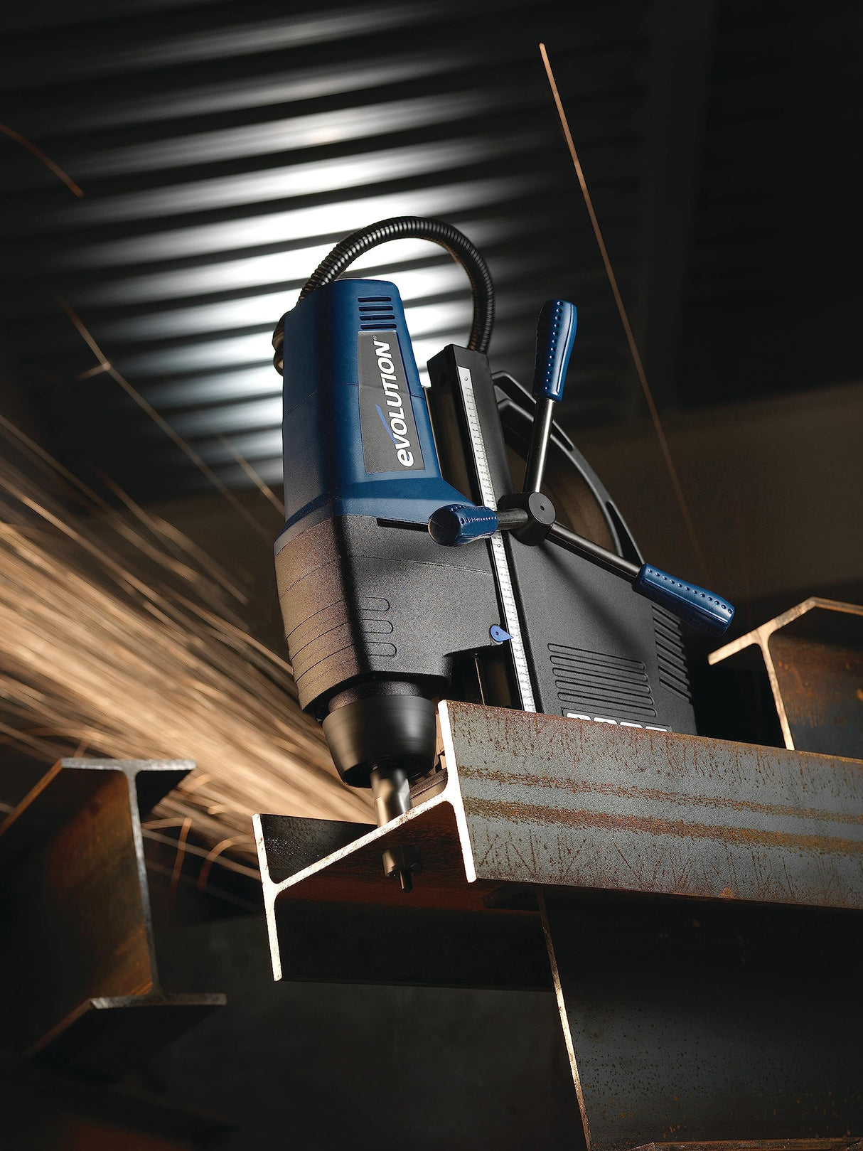 Evolution Power Tools EVOMAG42 Taladro magnético industrial para acero calidad industrial, para puentes, viga vigas en I y bastidores, Sistema Integrado De Refrigerante, 28 mm