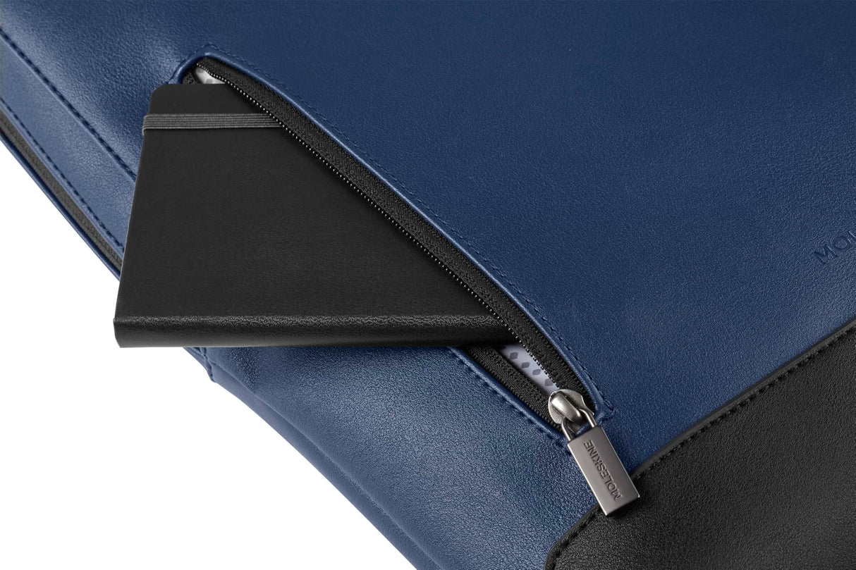 Moleskine Bolsa Vertical para Dispositivos, Colección Classic, Mochila Compatible ConTablet, iPad, Laptop hasta 15 Pulgadas, Dimensiones 29 x 39 x 6 cm, Color Azul Zafiro