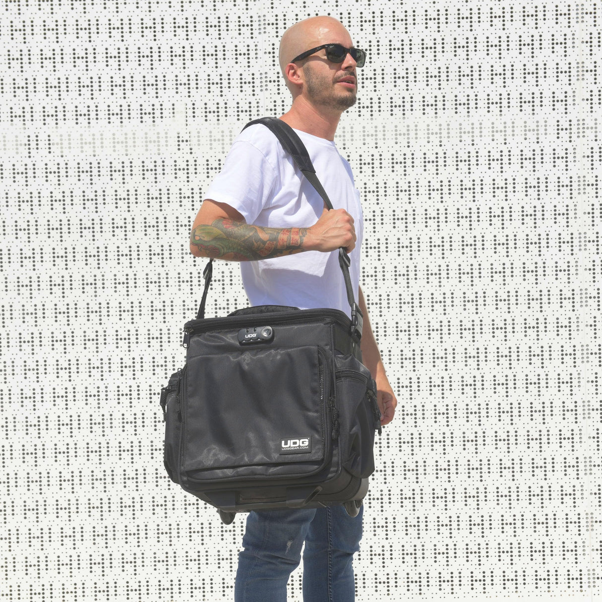 UDG U9981BL/OR Deluxe - Maletín con ruedas para dj (interior de color naranja), color negro