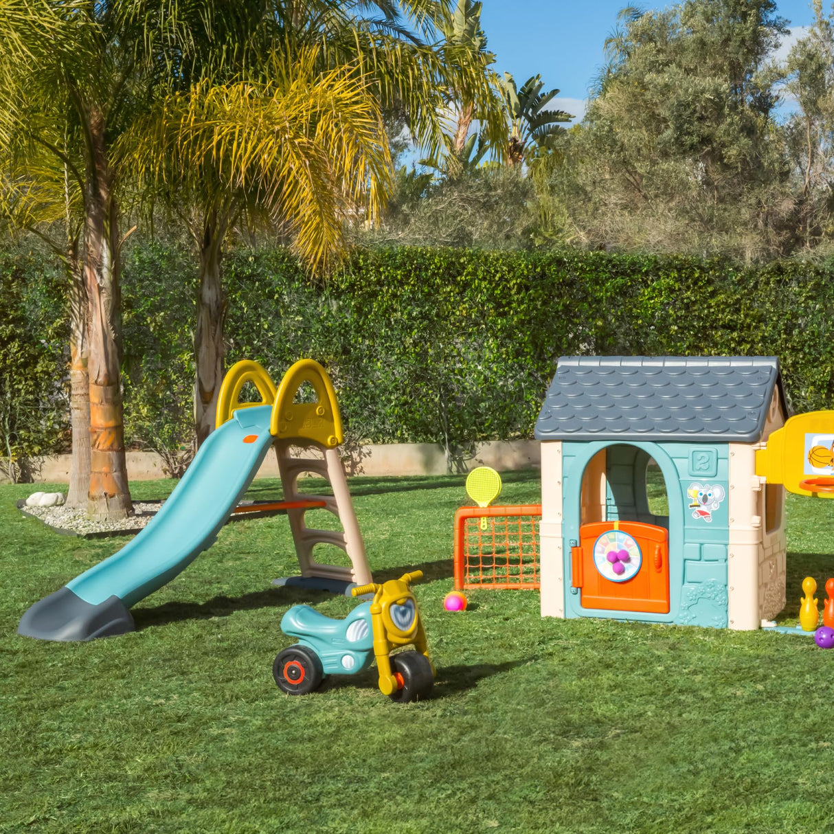 FEBER Mega Casual Water Slide, Tobogán para Jardín para Usar con Agua, Conecta una Manguera Externa, Escaleras Antideslizantes, Colores Resistentes, Fácil Montaje, +1 año, Famosa (FEL11000)