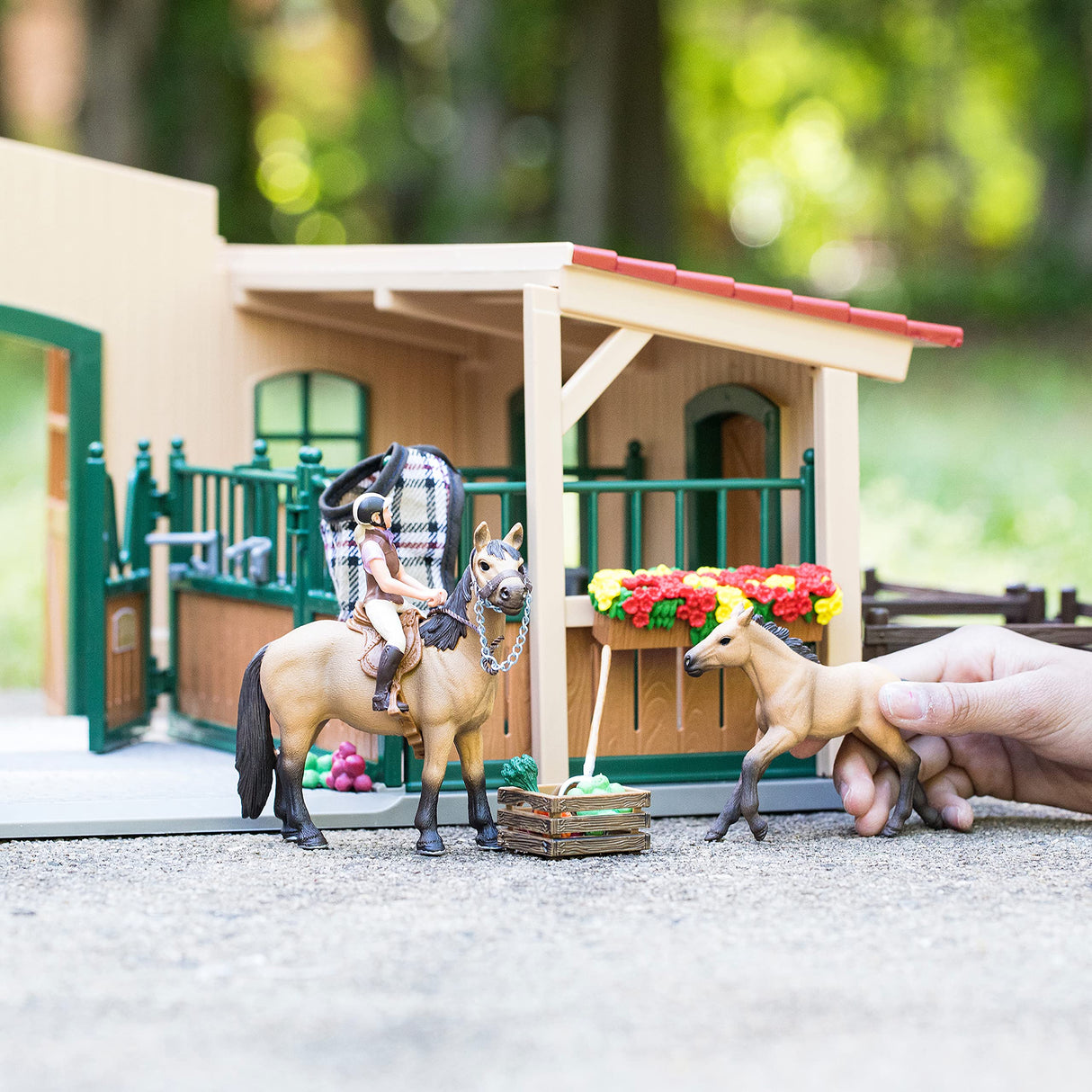 Schleich 42195 Caballeriza con Caballos y Accesorios, a Partir de 3 años, Farm World - playset, 96 Piezas
