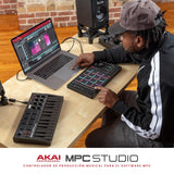 Akai Professional MPC Studio – Controlador MIDI, caja de ritmos con 16 pads RGB sensibles a la velocidad, software MPC, banda táctil asignable y pantalla LCD