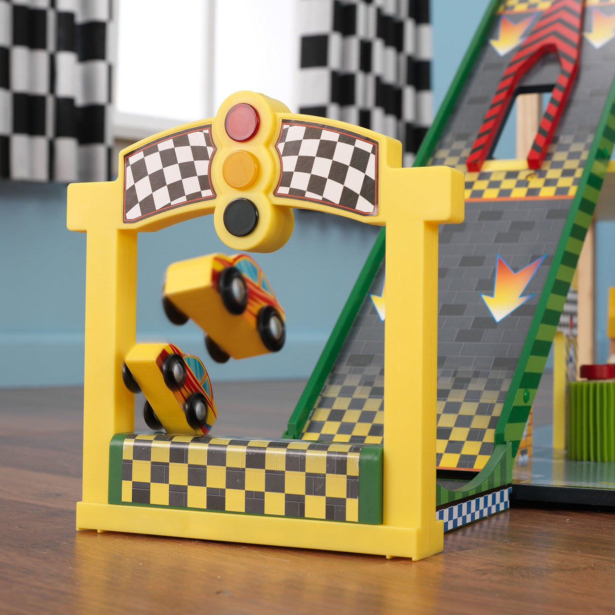 KidKraft Garaje y Pista Mega Ramp para niños 3+ años, Parking con Ascensor Funcional, gasolinera, señales de tráfico, 5 Coches de Juguete y un helicóptero (63267)