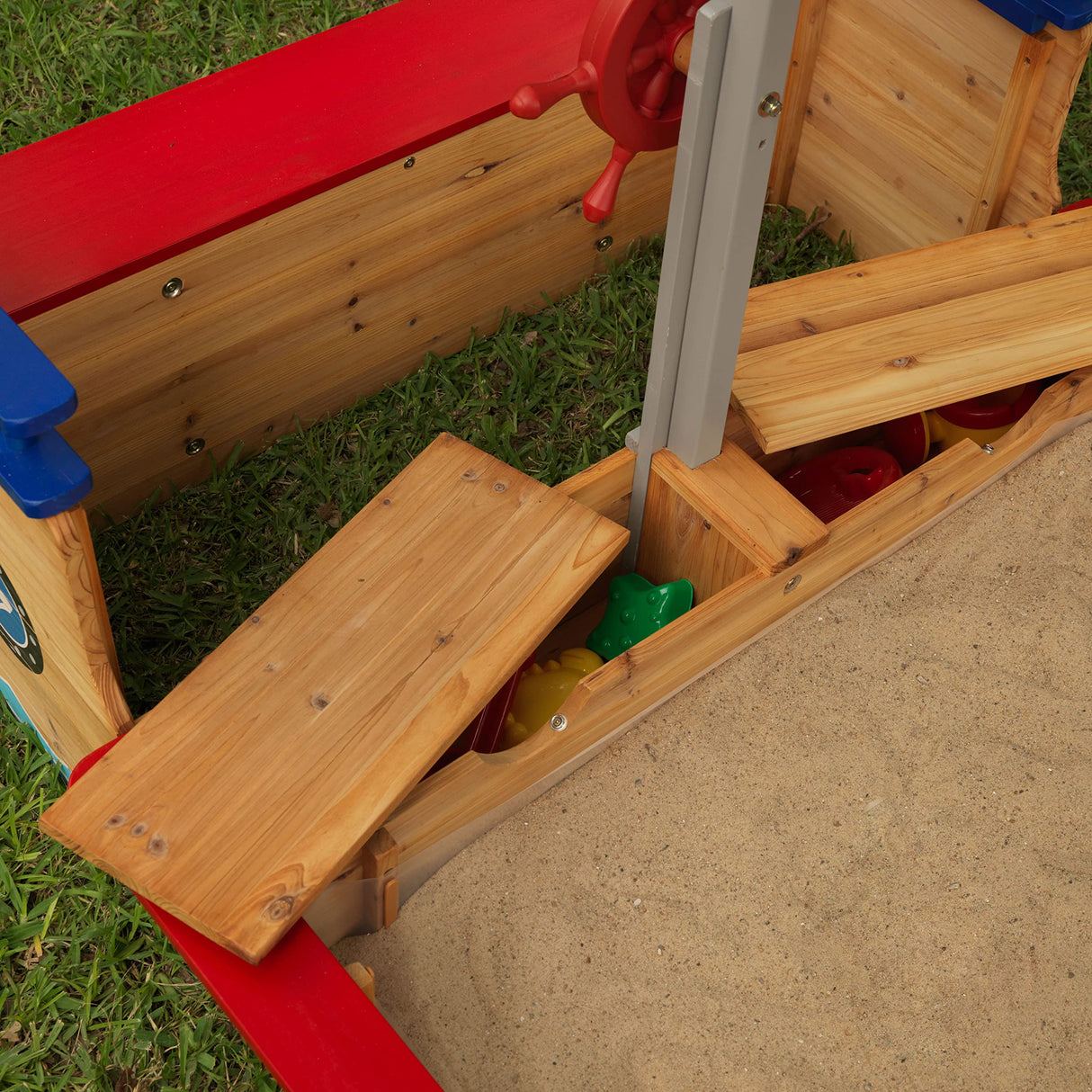KidKraft Arenero Infantil de Barco de Piratas, Arenero Niños de Madera, Incluye Cubierta, Cubierta de Suelo, Banco, asta de Bandera, Juegos para jardín y Exterior (00128)