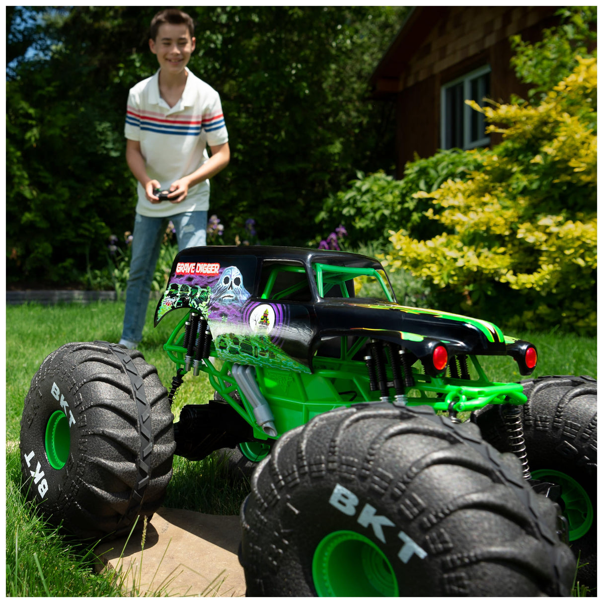 Monster Jam, camión Monstruo Todoterreno Mega Grave Digger Oficial por Control Remoto, más de 60 cm de Altura, Escala 1:6, Juguetes para niños y niñas a Partir de 4 años