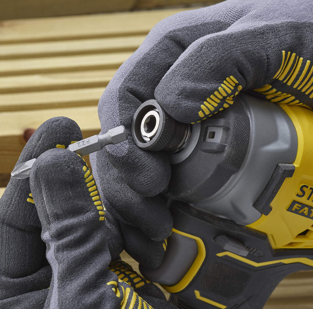 STANLEY FATMAX SFMCF820D2K-QW - ATORNILLADOR DE IMPACTO V20 LI-ION 18V BRUSHLESS 3 VELOCIDADES CON 2 BATERÍAS 2Ah, CARGADOR Y MALETÍN