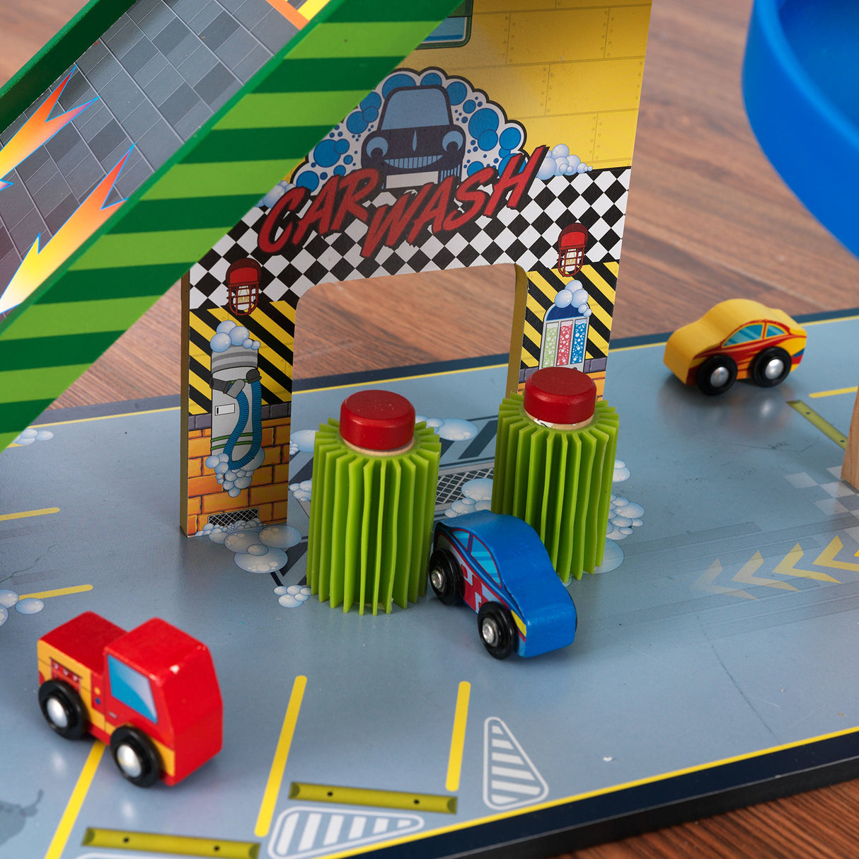 KidKraft Garaje y Pista Mega Ramp para niños 3+ años, Parking con Ascensor Funcional, gasolinera, señales de tráfico, 5 Coches de Juguete y un helicóptero (63267)