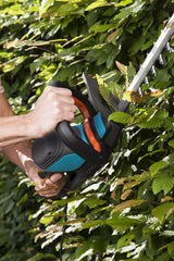 Tijeras cortasetos eléctricas ComfortCut 600/55 de GARDENA: cortasetos con motor de 600 W, cuchilla de 55 cm de longitud, separación entre dientes de 27 mm, protector contra impactos (9834-20)