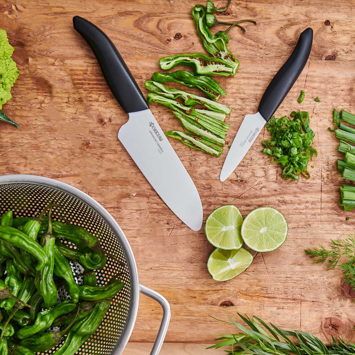 Kyocera Juego de 3 cuchillos, Cuchillo para pelar 7.5 cm, Cuchillo tomate 12.5 cm, Cuchillo Santoku 16 cm, hoja de cerámica de circonio afilada, afilada a mano, ligera, no corrosiva