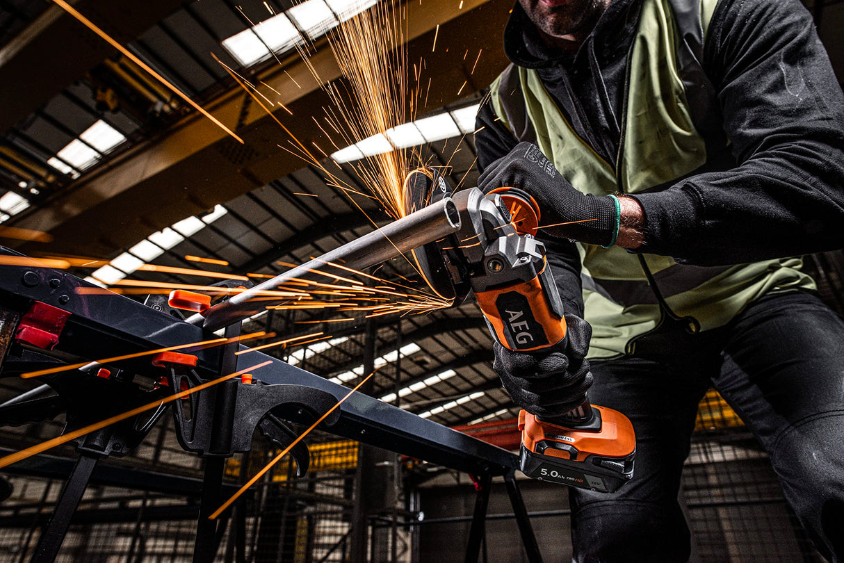 AEG BEWS18-115BLPX2-0 - Amoladora 115 mm 18 V BRUSHLESS "full security", 9000 rpm, mango antivibración, interruptor "hombre muerto", arranque progresivo, freno de disco (sin bat. ni cargador)