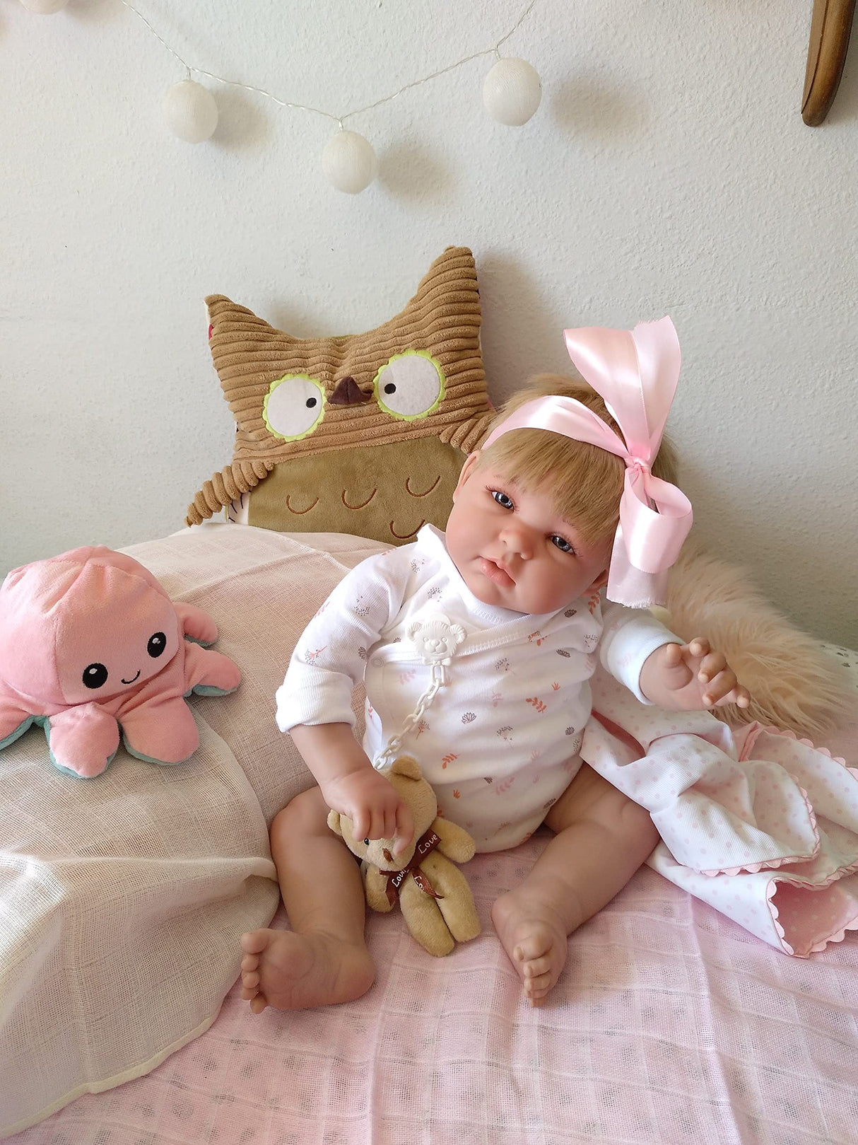 Reborn Valeria,Reborn Vinilo DE Silicona 52CM,2,3KG,RASGOS FACIALES como LOS DE UN Bebe Real,BOLSITAS EN Ojos,Nariz CHATA,Carita Redonda,Manos Y PIES con LA Medida DE UN Recien Nacido.