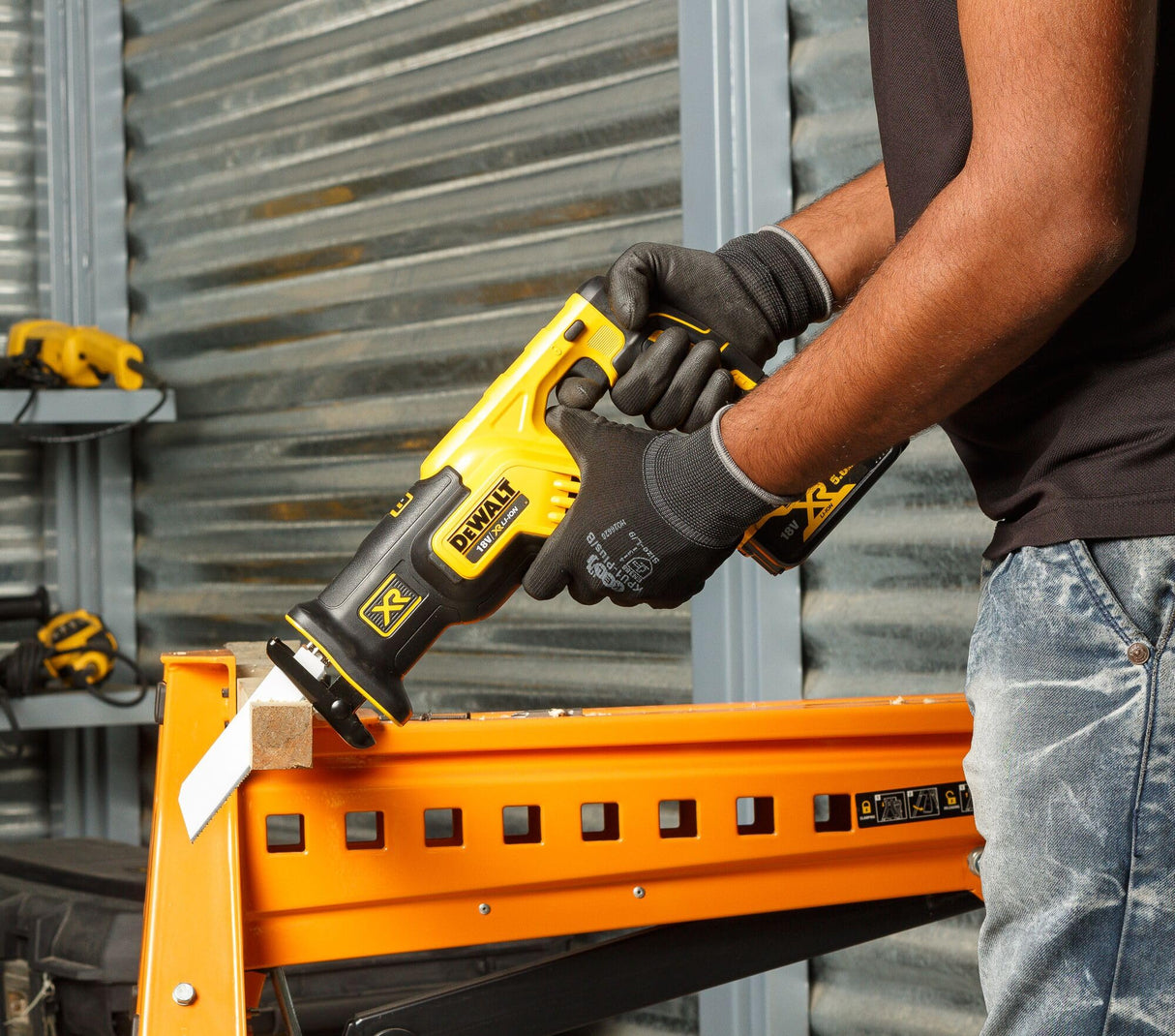 DEWALT DCS367NT-XJ, Sierra Sable Compacta sin Escobillas XR 18V, velocidad de 2900 rpm, corte de madera 300mm, Corte de acero 100mm, sin cable, con luz LED, Maletín TSTAK II