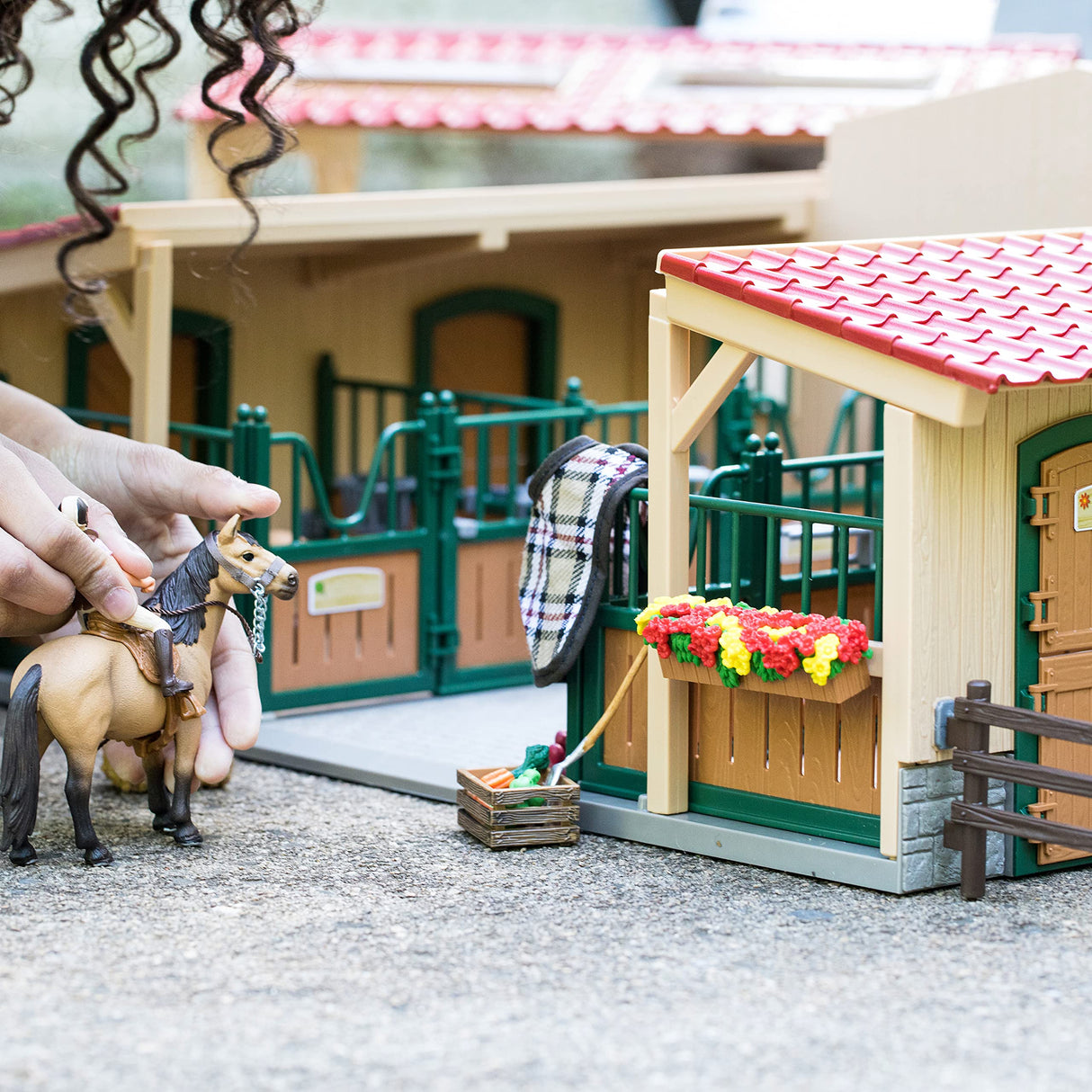 Schleich 42195 Caballeriza con Caballos y Accesorios, a Partir de 3 años, Farm World - playset, 96 Piezas